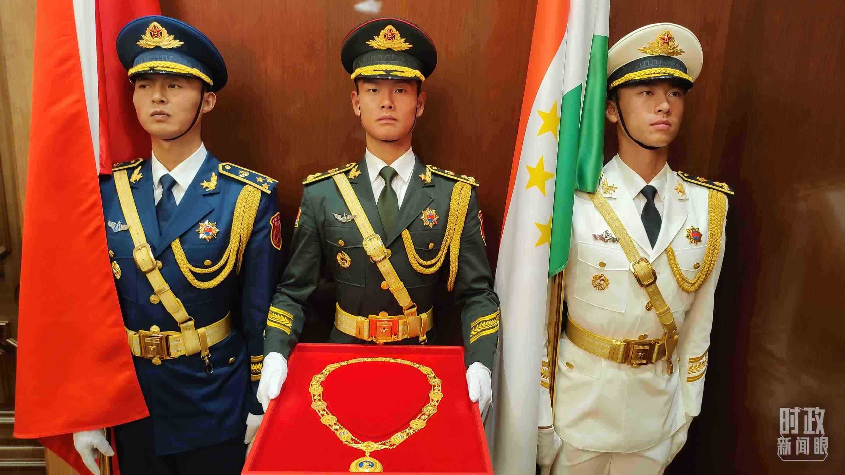 △中方儀仗兵護送“友誼勛章”入場。（總臺央視記者薛冠南拍攝）