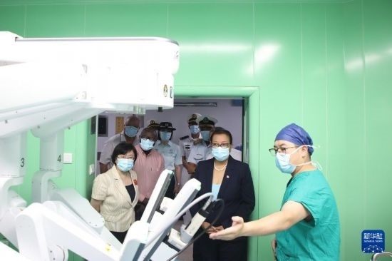 7月5日，塞舌爾衛(wèi)生部長維多在中國海軍“和平方舟”號醫(yī)院船上參觀。新華社發(fā)（劉志磊 攝）