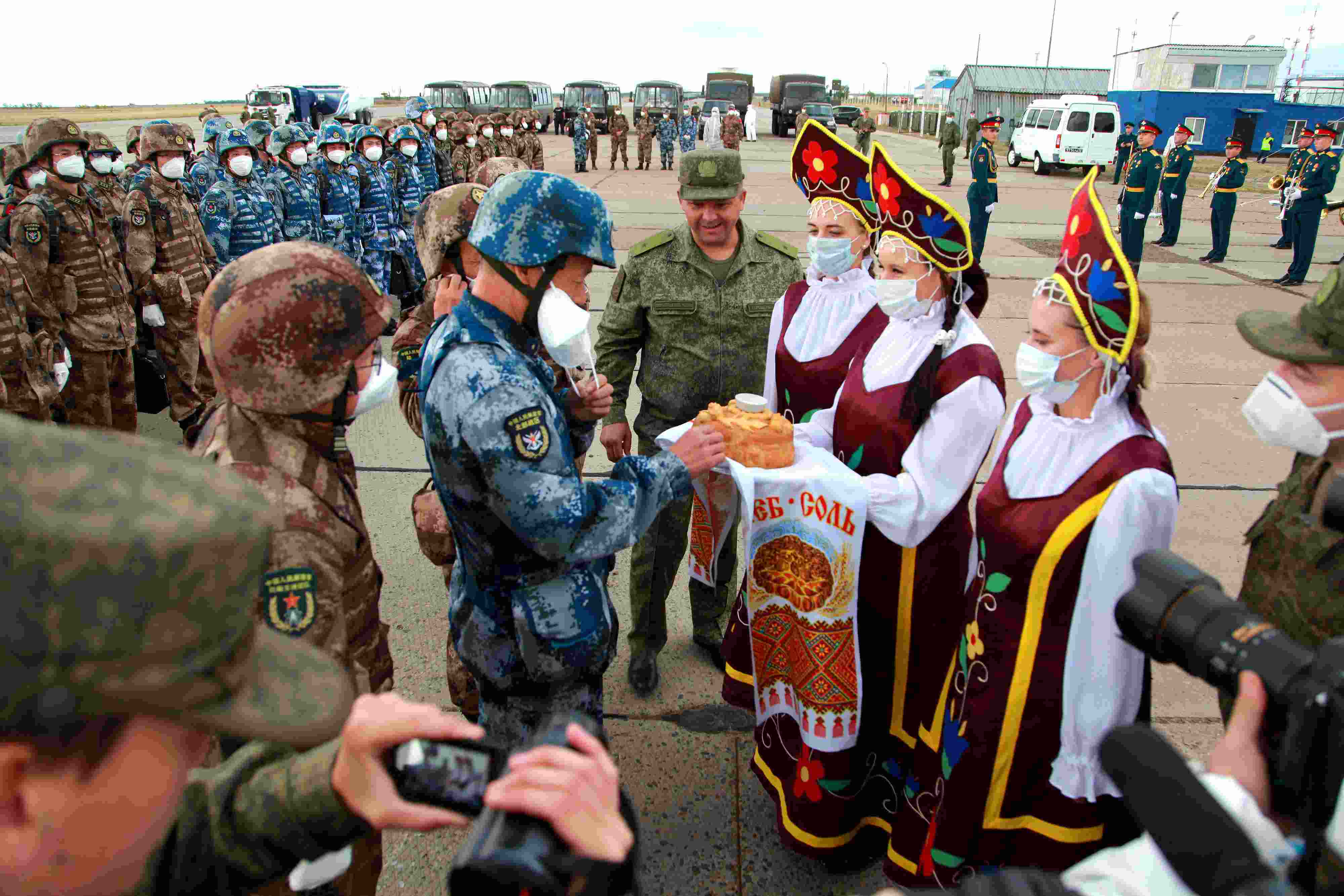 當?shù)貢r間2021年9月10日，跨境參加“和平使命-2021”上海合作組織成員國聯(lián)合反恐軍演的中方部隊導演部抵達俄羅斯奧倫堡“東古茲”靶場演習地域。圖為俄方人員為中方人員舉行歡迎儀式。