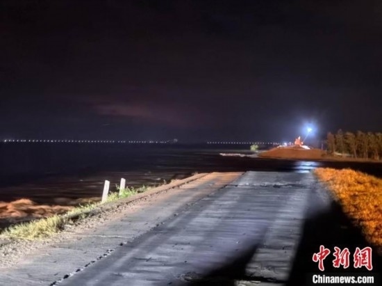  7月6日凌晨，湖南岳陽華容縣團洲垸洞庭湖一線堤防決口現場。中新社記者 白祖偕 攝