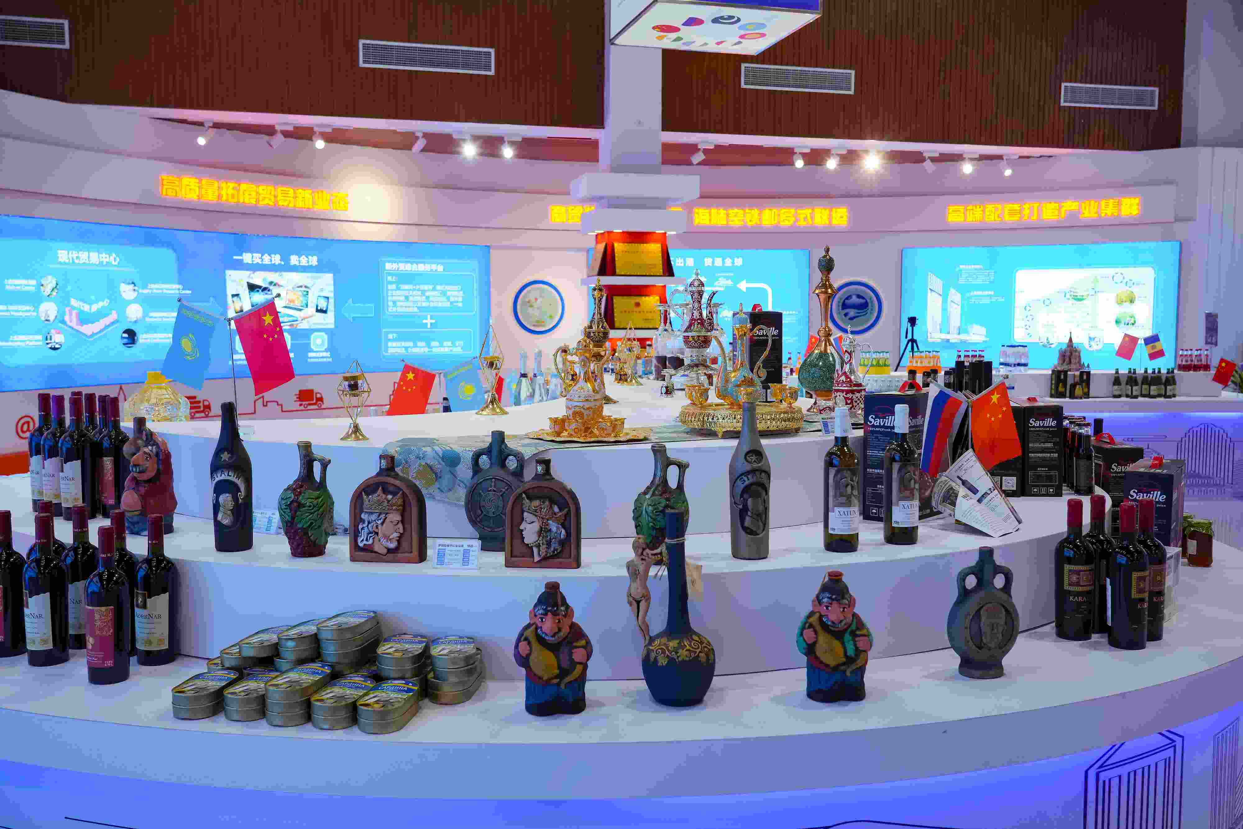 2022年10月19日，青島，上合示范區(qū)展出的上合組織國家特色商品。