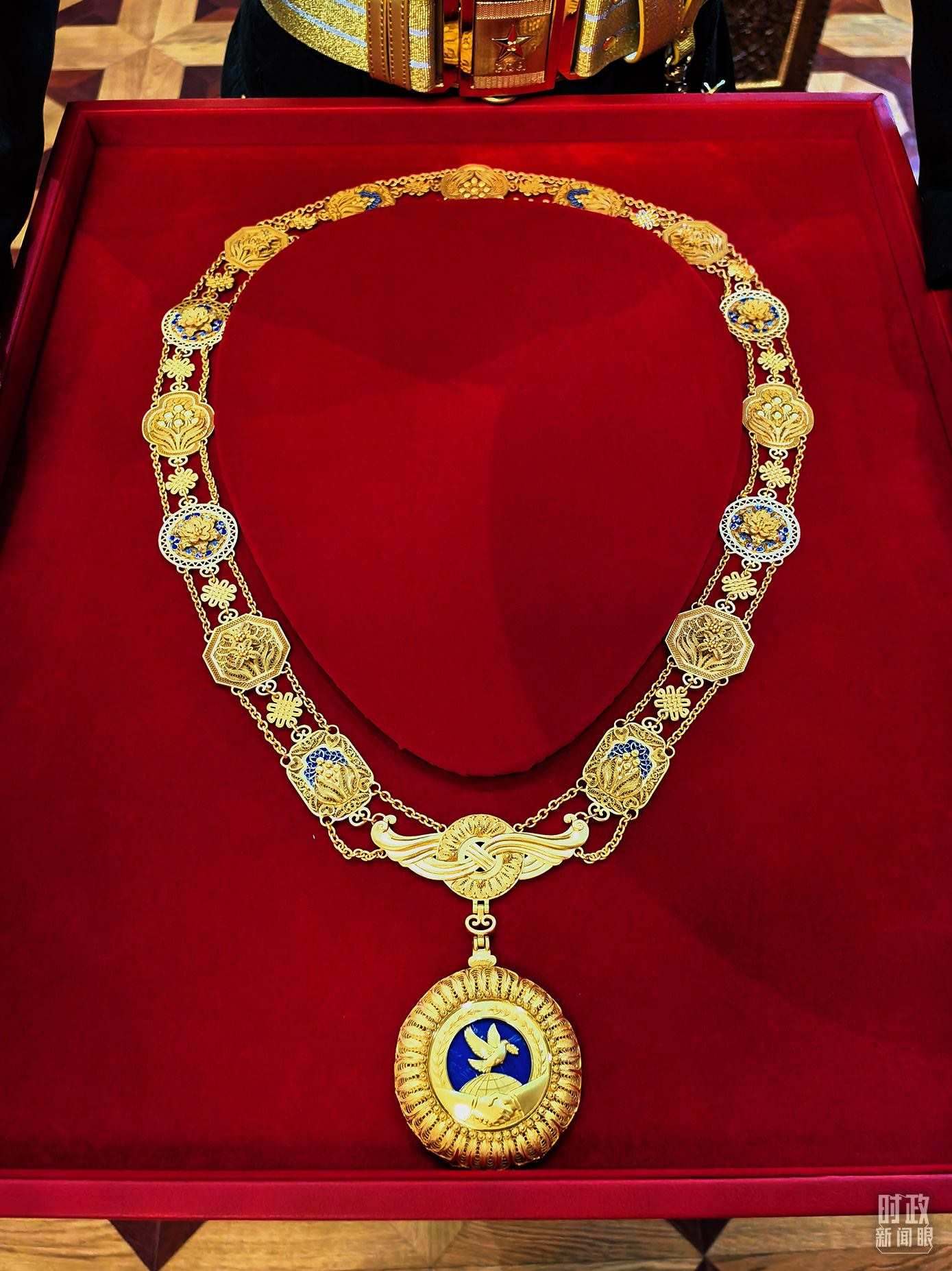 △中華人民共和國“友誼勛章”。（總臺央視記者范學禹拍攝）