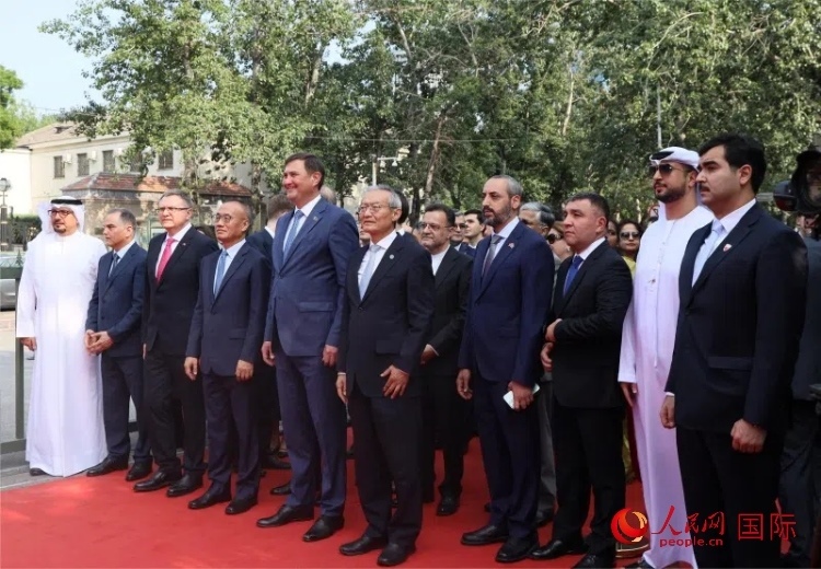 上合組織秘書長及成員國駐華使節(jié)參加活動(dòng)。人民網(wǎng) 俄布拉依·對(duì)山攝