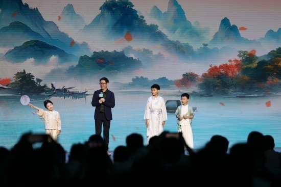 酈波與小朋友們對(duì)詩(shī)。