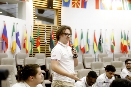 7月8日，美國(guó)中田納西州立大學(xué)大一學(xué)生雅克布·揚(yáng)在共譜華美和音交流營(yíng)上分享。新華社發(fā)