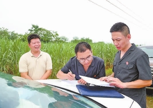 圖③：清塘后，執(zhí)行干警與某農(nóng)場(chǎng)負(fù)責(zé)人確認(rèn)魚(yú)塘交付情況。