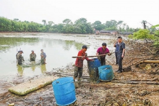 圖②：執(zhí)行干警督促凌某捕魚(yú)清塘。