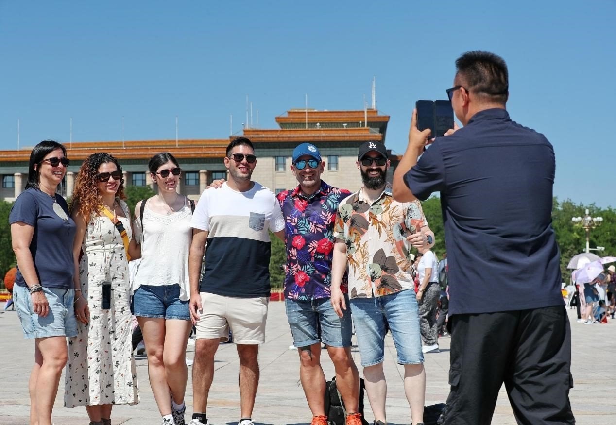 入境游持續(xù)升溫，眾多外國游客游覽天安門廣場。（圖片來源：視覺中國）