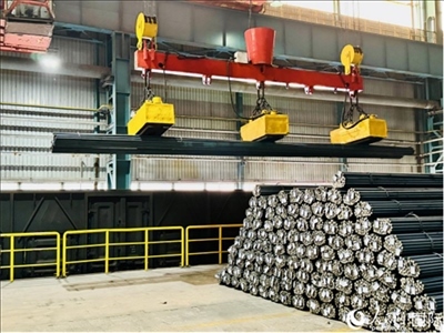 通鋼產(chǎn)品正在裝車。人民網(wǎng) 謝瑩攝