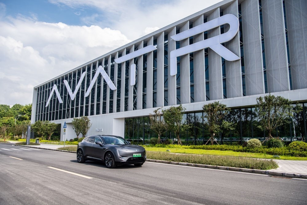 一輛新能源汽車在重慶市江北區(qū)行駛（2023年7月20日攝）。新華社記者 唐奕 攝