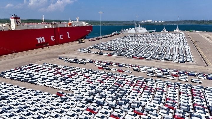 這是2024年3月28日拍攝的斯里蘭卡漢班托塔港（無人機(jī)照片）。漢班托塔港是中斯共建“一帶一路”重點(diǎn)合作項(xiàng)目，位于斯里蘭卡南端，是一座綜合性人工深水海港，許多往來亞洲、歐洲、非洲的貨船在此經(jīng)過。新華社記者 徐欽 攝