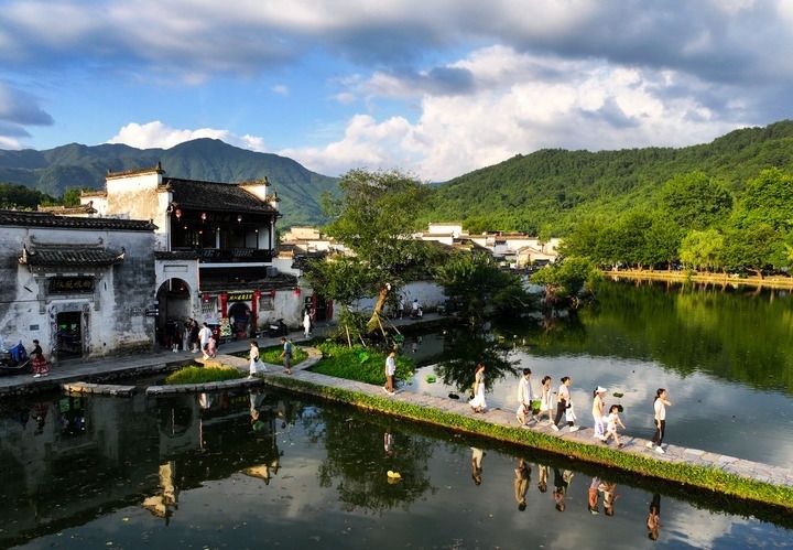 游客在安徽省黃山市黟縣宏村游玩（2024年7月7日攝）。新華社記者 杜宇 攝