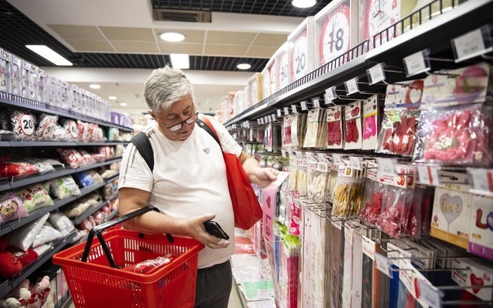 2024年4月29日，在匈牙利布達(dá)佩斯，一名男子在中歐商貿(mào)物流合作園區(qū)的中國商品交易展示中心內(nèi)購物。中歐商貿(mào)物流合作園區(qū)是中國在歐洲地區(qū)建設(shè)的首個(gè)商貿(mào)物流型境外經(jīng)貿(mào)合作區(qū)，也是集商貿(mào)展示與交易、物流運(yùn)輸與倉儲(chǔ)、產(chǎn)業(yè)投資與合作功能于一體的中歐企業(yè)雙向互動(dòng)平臺(tái)。新華社記者 張帆 攝