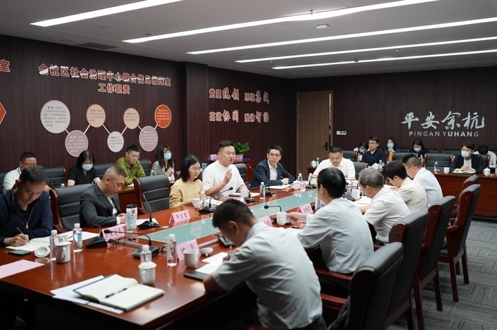 由浙江省信訪局和相關(guān)部門負(fù)責(zé)人組成的下訪團(tuán)在杭州市余杭區(qū)社會(huì)治理中心接待來(lái)訪群眾。新華社記者 翁忻旸 攝