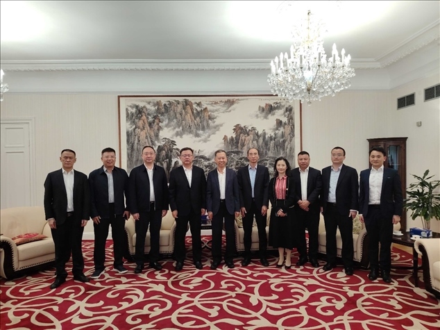 中國(guó)駐瑞典大使崔愛(ài)民（左五）會(huì)見(jiàn)中國(guó)中鐵股份有限公司總裁陳文健一行并合影。中國(guó)駐瑞典大使館供圖