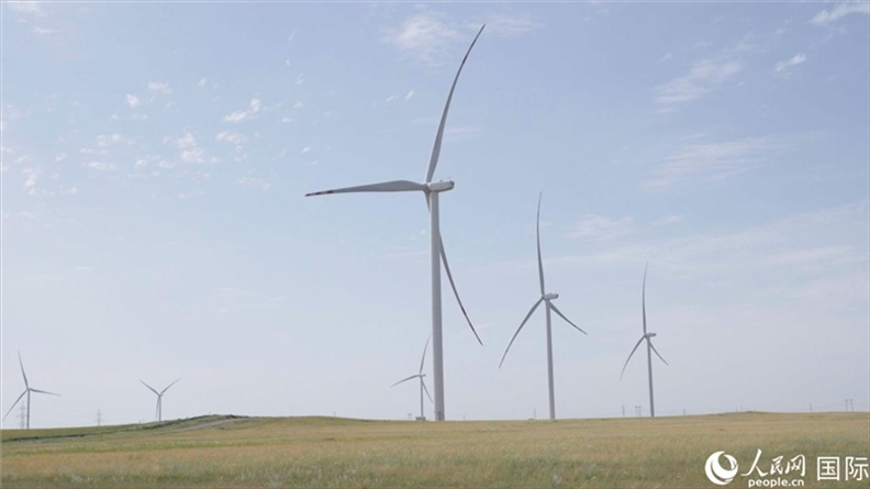 阿克莫拉州風(fēng)電項目群風(fēng)機。 人民網(wǎng)記者 葛泰佚攝