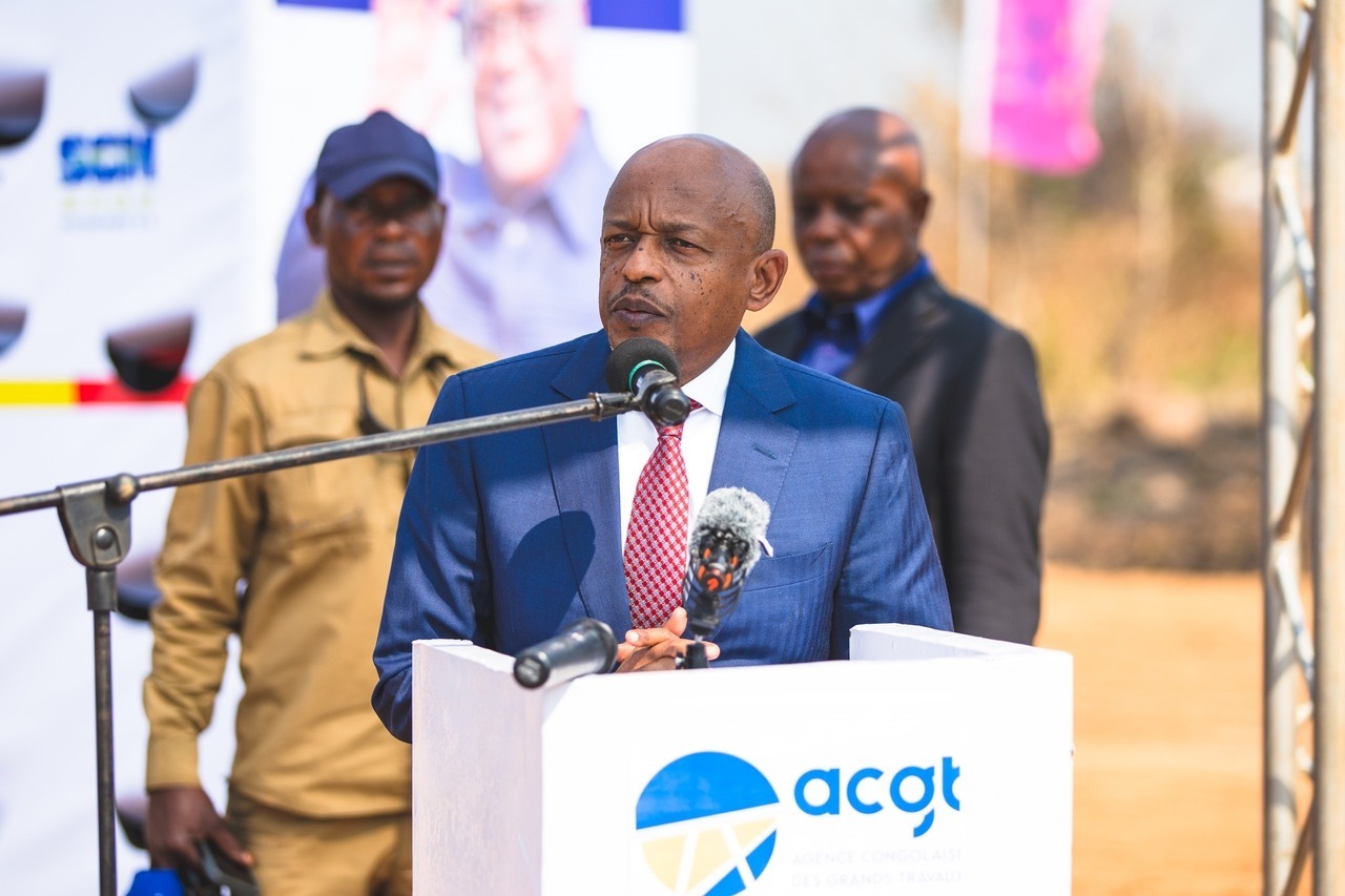 剛果（金）國務(wù)部長兼基礎(chǔ)設(shè)施和公共工程部長穆武尼在開工儀式上致辭。中鐵資源集團供圖