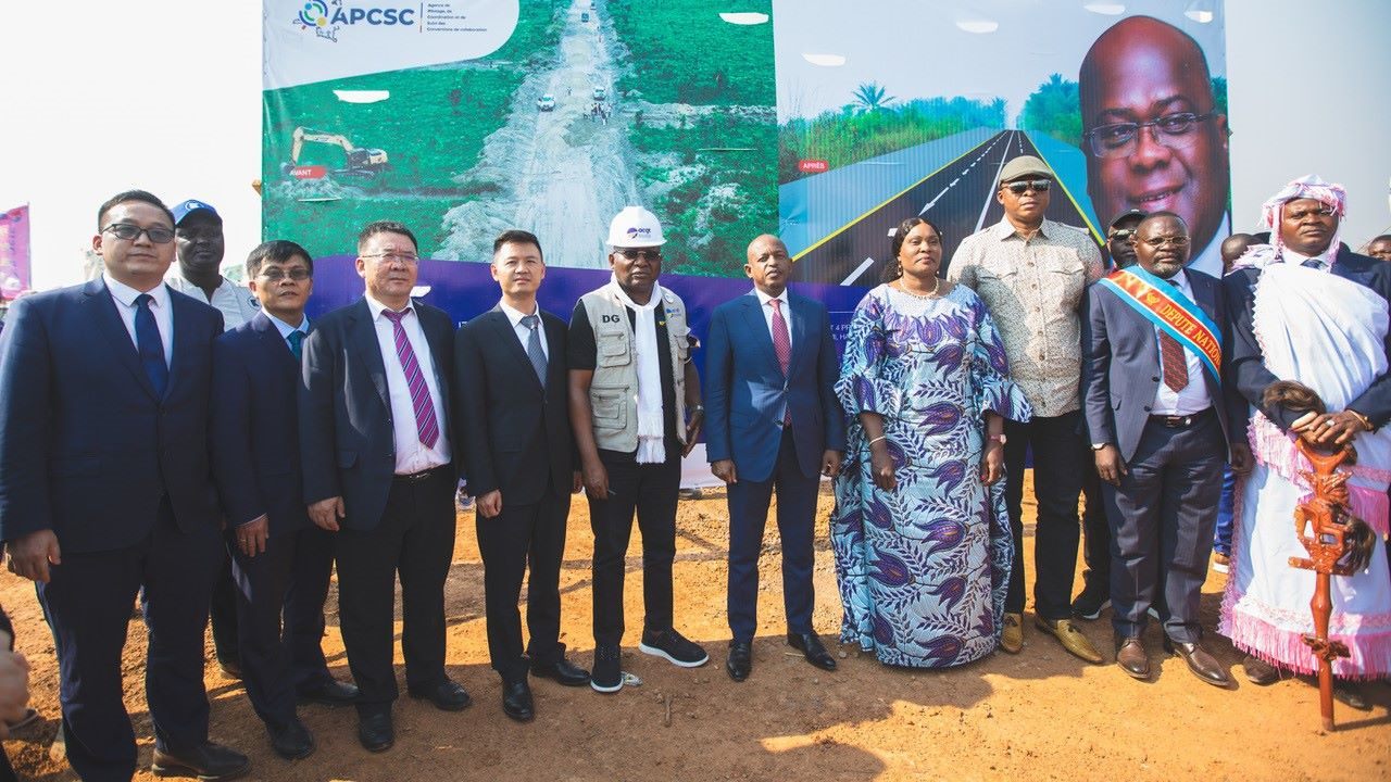 剛果（金）政府代表與中方企業(yè)代表出席開工儀式。中鐵資源集團供圖