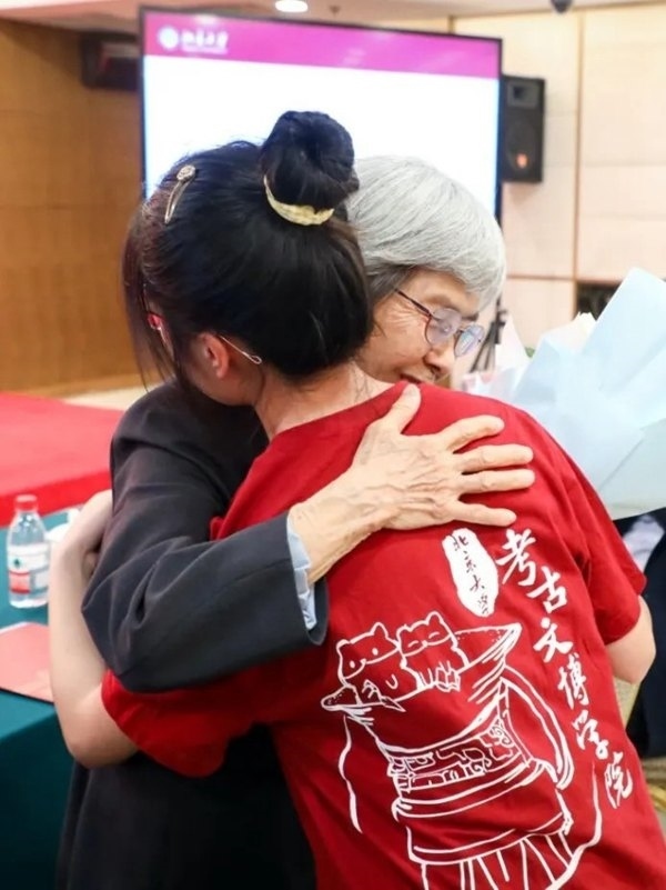 2023年，在校友向母校捐贈(zèng)儀式上，鐘芳蓉與樊錦詩(shī)擁抱。校方供圖