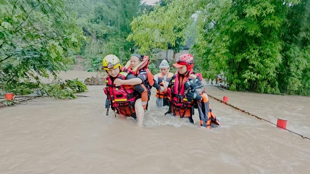 在忠縣，救援人員正在轉(zhuǎn)移受災(zāi)群眾。新華社發(fā)