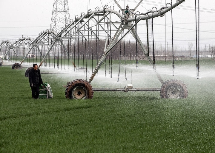 2024年3月18日，在河南省焦作市博愛縣孝敬鎮(zhèn)東原莊村瑞輝家庭農(nóng)場，村民使用全自動指針式噴灌機進行澆灌作業(yè)。新華社發(fā)（程全攝）