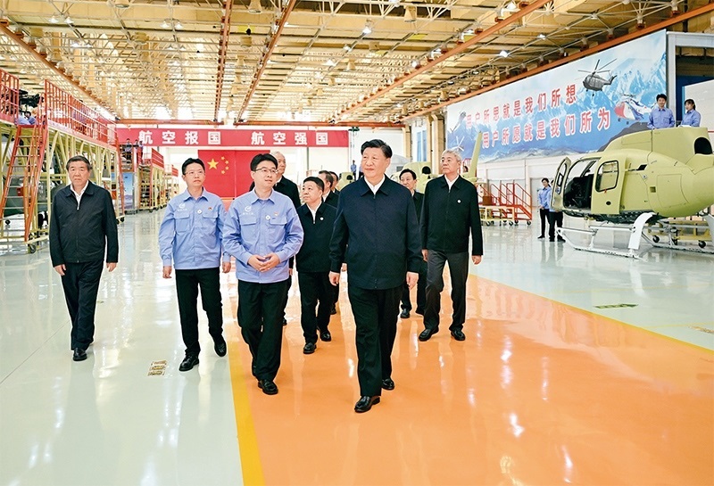2023年10月10日至13日，中共中央總書記、國家主席、中央軍委主席習(xí)近平在江西考察。這是11日上午，習(xí)近平在景德鎮(zhèn)市昌河飛機工業(yè)（集團）有限公司考察。 新華社記者 燕雁/攝