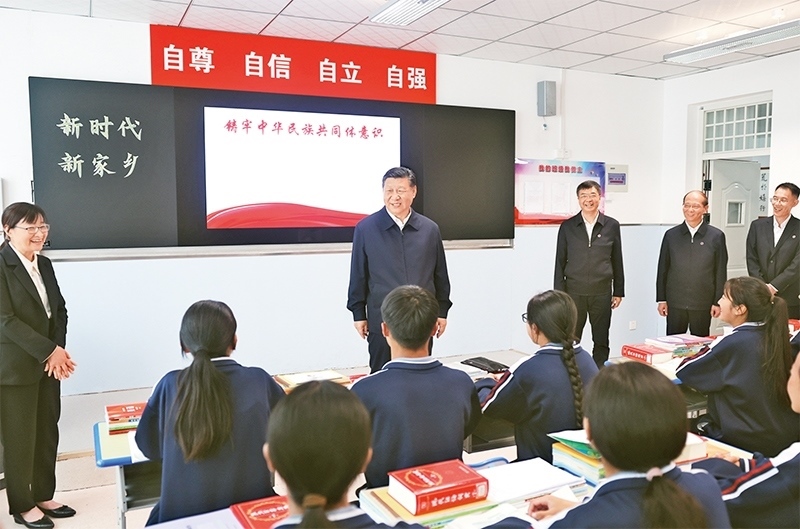 2024年6月18日至19日，中共中央總書記、國家主席、中央軍委主席習(xí)近平在青?？疾?。這是18日下午，習(xí)近平在果洛西寧民族中學(xué)高一（1）班觀摩“新時代、新家鄉(xiāng)”主題思政課。 新華社記者 鞠鵬/攝