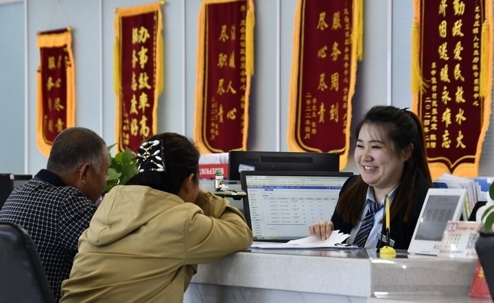 2024年3月25日，北京市大興區(qū)龐各莊鎮(zhèn)政務(wù)服務(wù)中心的工作人員耐心為群眾解答問題。大興區(qū)龐各莊鎮(zhèn)政務(wù)服務(wù)中心用“最多跑一次”的工作理念為企業(yè)和群眾提供了便利化、精準化、個性化的衍生服務(wù)。新華社記者 李欣 攝