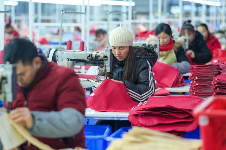 2024年1月18日，社區(qū)居民在紅安社區(qū)的鄉(xiāng)村振興就業(yè)車間工作。紅安社區(qū)是由易地搬遷安置區(qū)單獨成立的新社區(qū)，位于湖南省湘西土家族苗族自治州鳳凰縣禾庫鎮(zhèn)。新華社記者 張鋮 攝