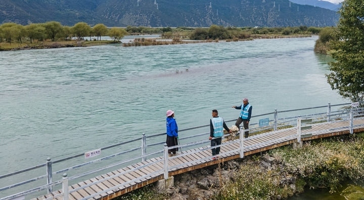 西藏雅尼國家濕地公園管護員在巡護途中小憩（無人機照片，2023年9月8日攝）。新華社記者 丁增尼達 攝