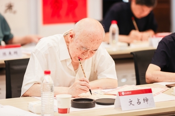 陜西師范大學(xué)毛筆手寫錄取通知書現(xiàn)場(chǎng)。校方供圖