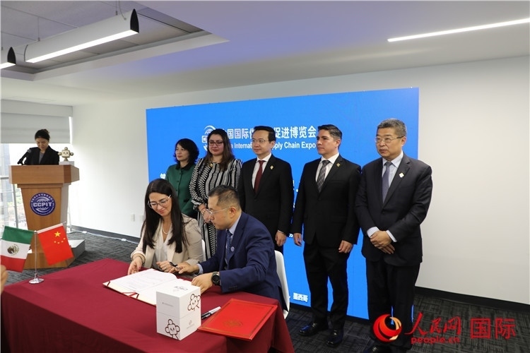與會嘉賓簽署關(guān)于共同促進(jìn)墨西哥企業(yè)參加第二屆鏈博會合作備忘錄。人民網(wǎng) 埃內(nèi)斯托·多明戈斯攝