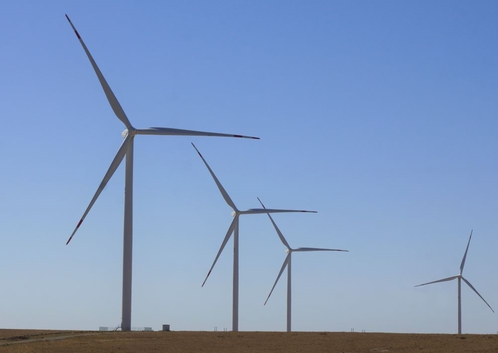 這是中哈合作的哈薩克斯坦札納塔斯100兆瓦風(fēng)電項目（2022年9月13日攝）。新華社發(fā)（德米特里·瓦西連科 攝）