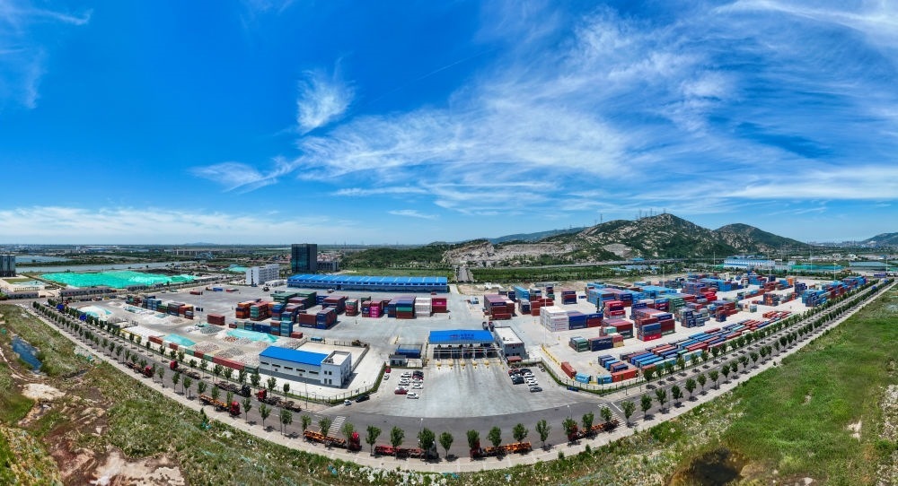 2024年6月26日拍攝的位于江蘇省連云港市連云區(qū)的上合組織（連云港）國際物流園內(nèi)的中國外運集裝箱場站（無人機(jī)照片）。上合組織（連云港）國際物流園是連云港建設(shè)“一帶一路”交匯點強(qiáng)支點和上合組織國家出?；氐闹匾脚_載體。新華社記者 季春鵬 攝