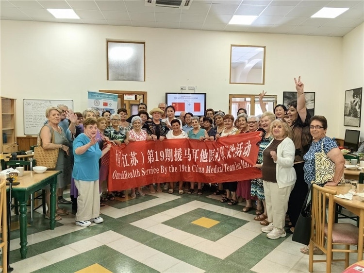 醫(yī)療隊(duì)隊(duì)員與養(yǎng)老中心參加活動(dòng)的老人合影。中國(guó)（江蘇）第19期援馬耳他醫(yī)療隊(duì)供圖