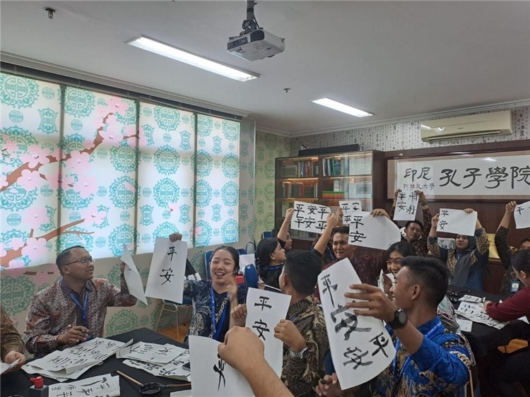 警察學員們展示書法學習成果?；顒又鬓k方供圖