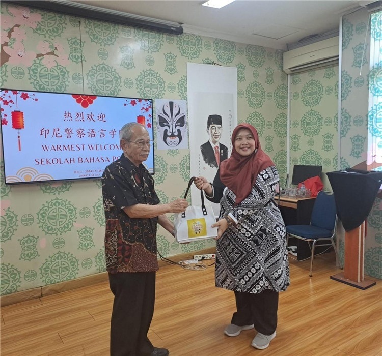 拉哈尤·蘇珊蒂與穆尼交換禮品?；顒又鬓k方供圖