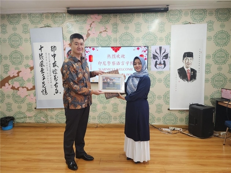 警察語言學院老師與王大昕交換禮品?；顒又鬓k方供圖