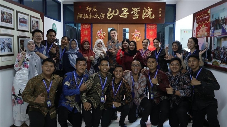 警察 學員們在孔院門口合影?；顒又鬓k方供圖