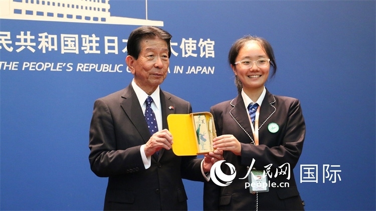 中國小大使向日本永旺1%俱樂部理事長森美樹贈送當?shù)靥厣Y品。人民網(wǎng) 許可攝