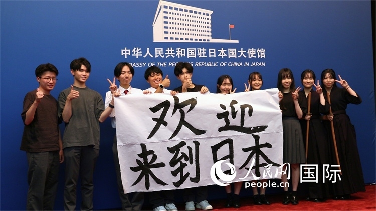 日本小大使現(xiàn)場書寫“歡迎來到日本”。人民網(wǎng) 許可攝
