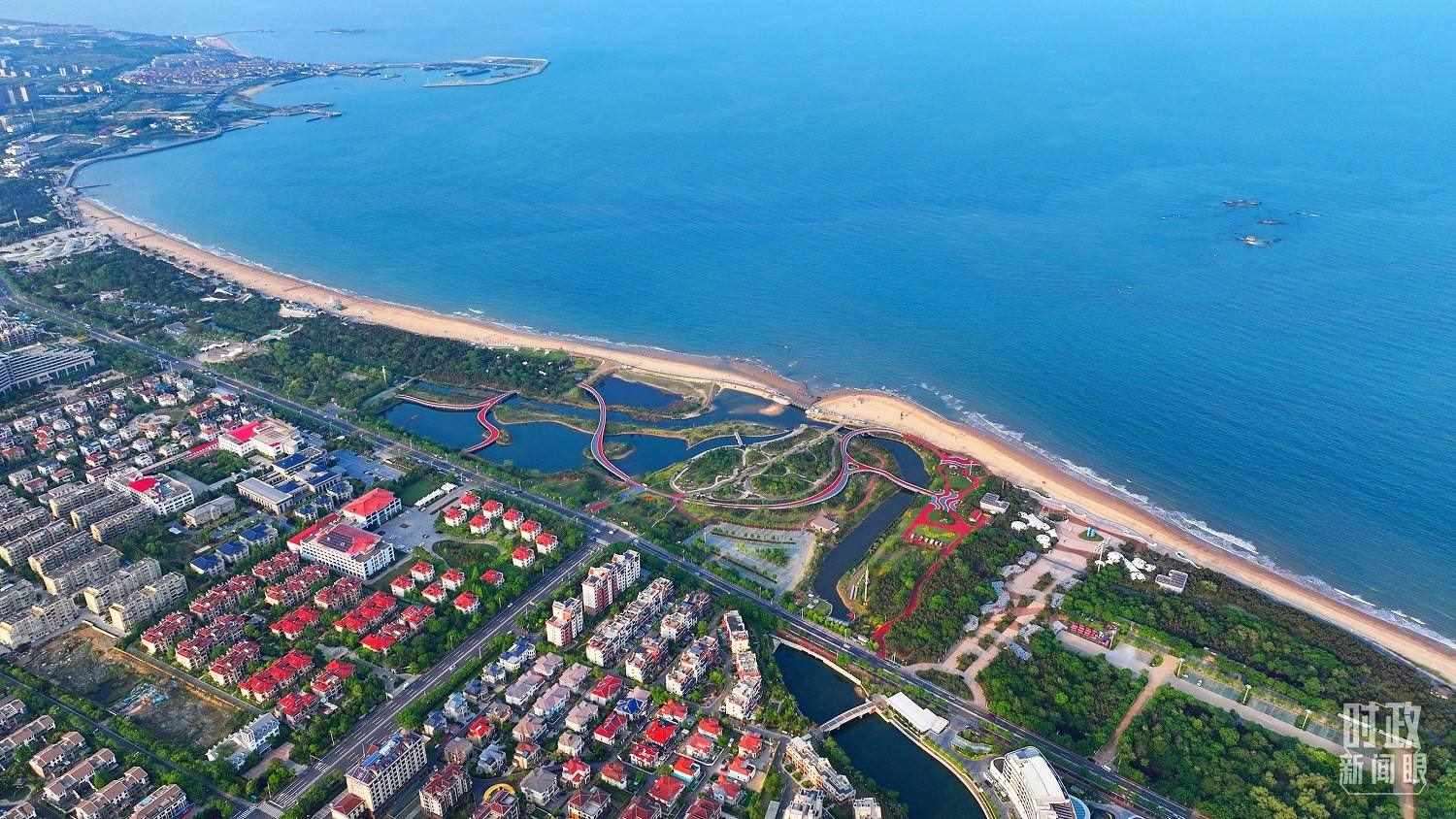 △日照市陽光海岸綠道。近年來，日照市對沿海裸露場地及岸線破損處進行生態(tài)修復，建成約28公里的陽光海岸綠道，為市民和游客提供了運動休閑好去處。（總臺央視記者范凱拍攝）