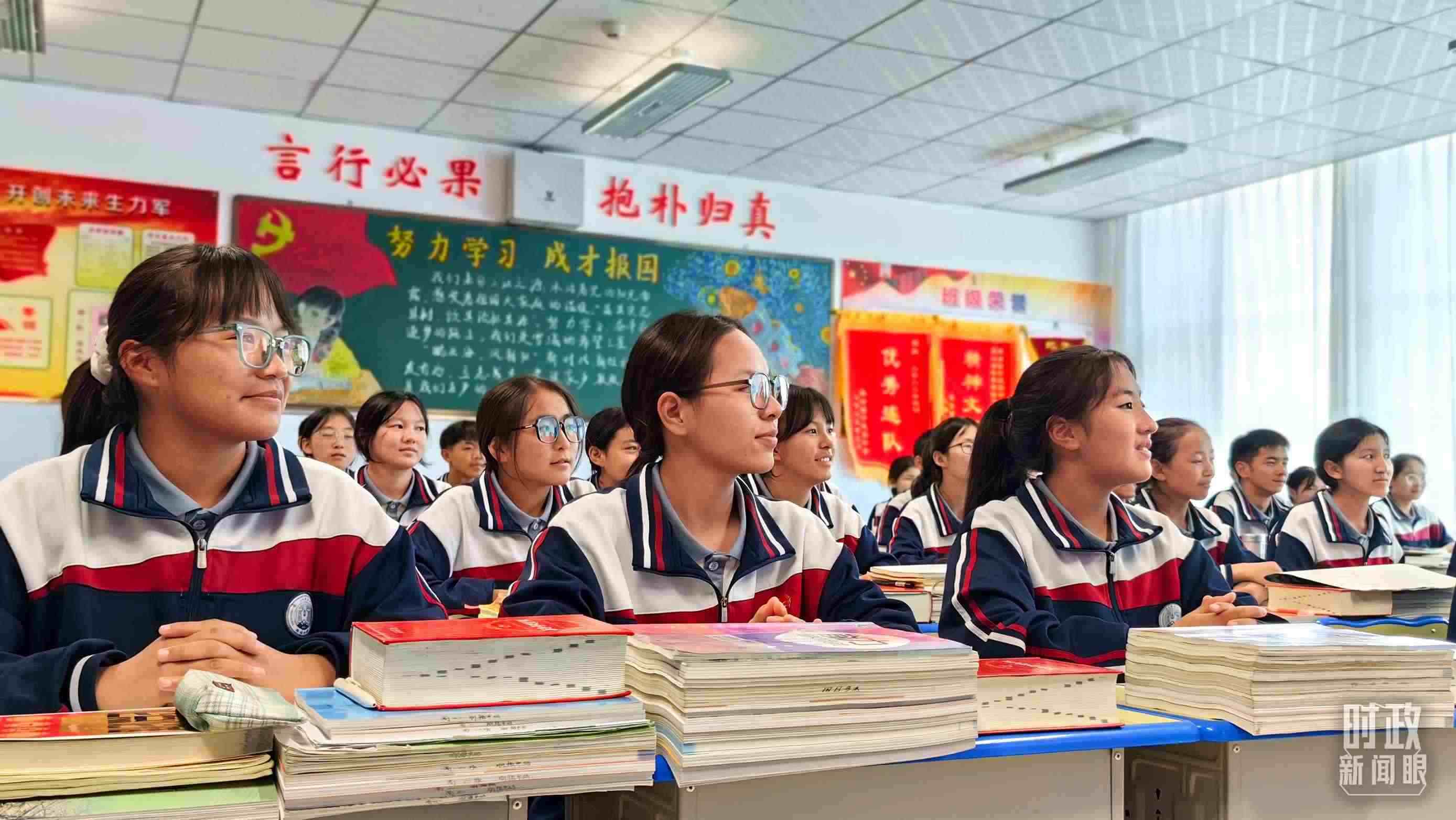 △果洛西寧民族中學高一（1）班的“新時代、新家鄉(xiāng)”主題思政課。（總臺央視記者段德文拍攝）