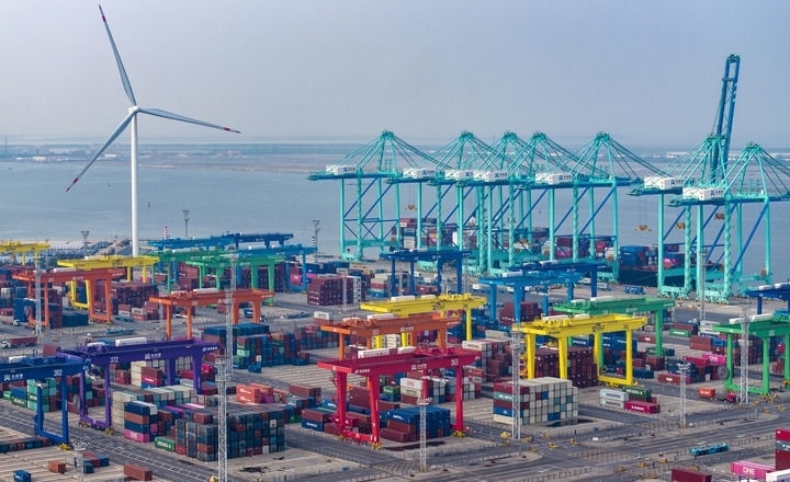 2024年7月3日，一艘集裝箱貨輪?？吭谔旖蚋邸爸腔哿闾肌贝a頭（無人機照片）。新華社記者 趙子碩 攝