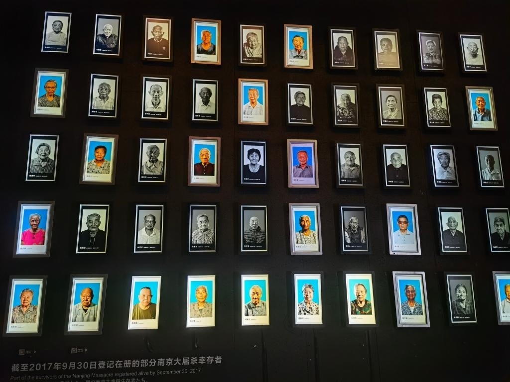 侵華日軍南京大屠殺遇難同胞紀(jì)念館內(nèi)的幸存者照片墻局部。新華社記者邱冰清 攝