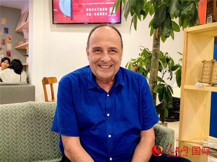 巴西坎皮納斯州立大學(xué)文學(xué)院資深教授弗朗西斯科·福特·哈德曼接受人民網(wǎng)專訪。人民網(wǎng)記者 符園園攝