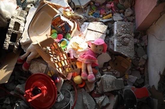 這是7月18日在加沙地帶中部努賽賴特難民營拍攝的遭到以軍襲擊的建筑廢墟。新華社發(fā)（馬爾萬·達(dá)烏德攝）