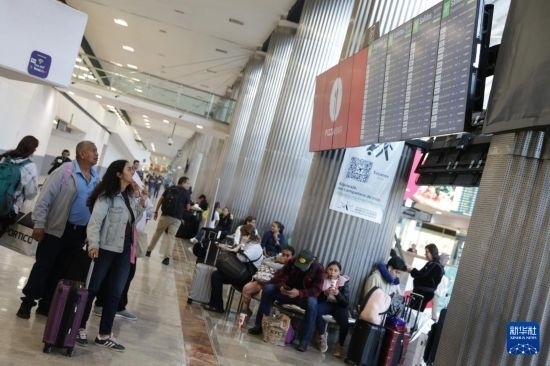 7月19日，在墨西哥首都墨西哥城的貝尼托·華雷斯國際機場，許多航班被延誤或取消，大量旅客在機場等待。新華社發(fā)（弗朗西斯科·卡涅多攝）