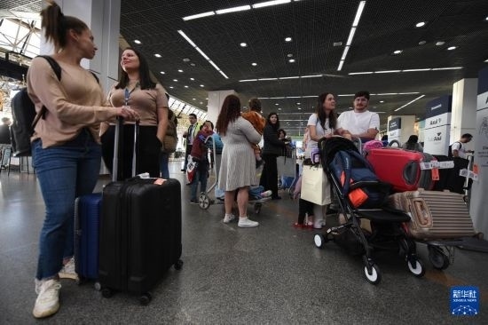 7月19日，受影響航班的旅客在巴西首都巴西利亞機場等待。新華社發(fā)（盧西奧·塔沃拉 攝）