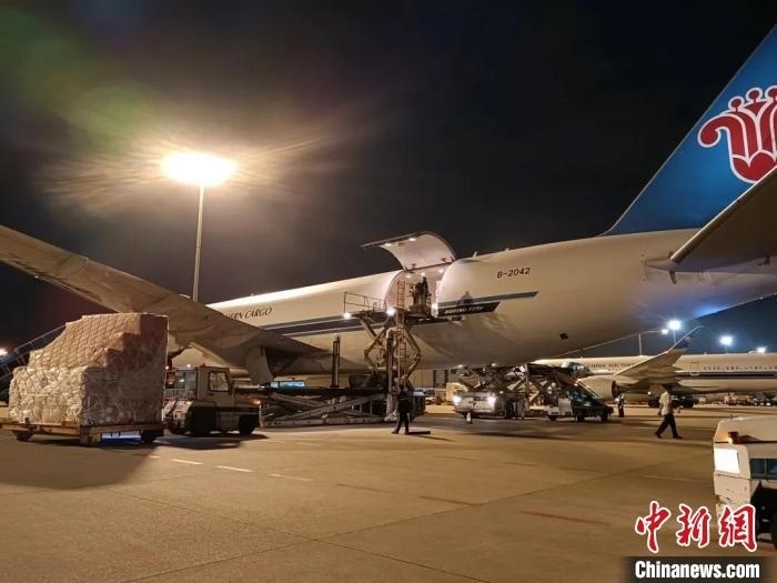 南航物流客機正裝運前往巴黎的跨境電商貨物。南方航空 供圖